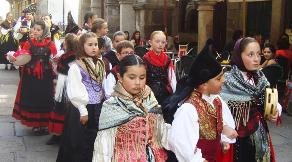 Escola de Danza e Música Tradicional: Vestiario